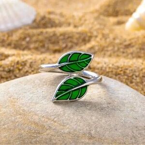 Green Leaf Open Ring NWT